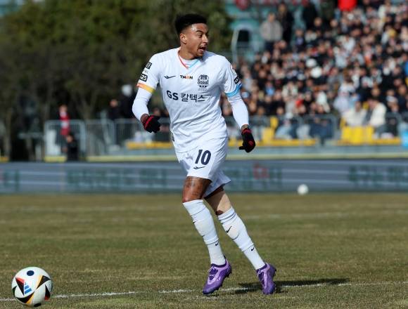 2일 광주축구전용구장에서 열린 광주FC와의 경기에서 K리그에 데뷔한 FC서울의 제시 린가드가 패스할 곳을 찾고 있다. 연합뉴스