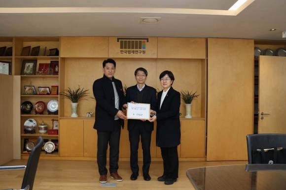 제주도의회 4·3특별위원회 한권(왼쪽) 위원장과 고의숙(오른쪽) 의원이 지난 5일 한국법제연구원을 방문해 한영수 원장에게 제주4·3사건 진상규명 및 희생자 명예회복에 관한 특별법의 영문 법률 표기 수정 건의문을 전달하고 있다. 제주도의회 제공