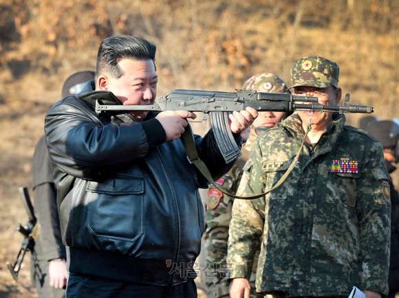 김정은 북한 국무위원장이 군 훈련장을 찾아 실전적 훈련과 전쟁 준비 강화를 당부했다. 김정은 위원장은 지난 6일 북한군 서부지구 중요 작전훈련 기지를 방문해 시설을 돌아보고 훈련을 지도했다고 조선중앙통신이 7일 보도했다.2024.3.7 연합뉴스