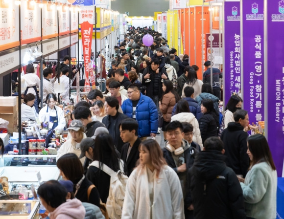 전라남도가 2023년 킨텍스 메가쇼 박람회에서 수산물 판촉 활동을 벌이고 있다.