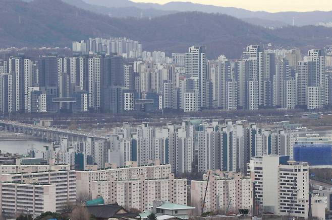 7일 한국부동산원이 발표한 '3월 첫째 주(4일 기준) 주간 아파트 가격 동향'에 따르면, 이번 주 전국 아파트 매매가격은 지난주에 비해 0.05% 하락하면서 15주째 하락세를 이어갔다. ⓒ연합뉴스