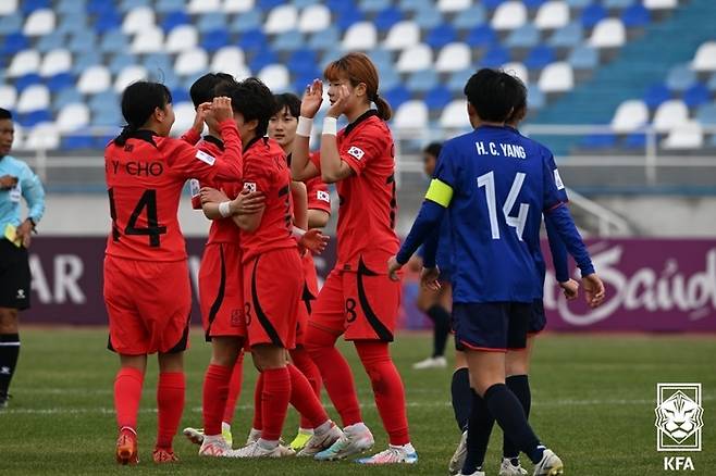 한국 20세 이하(U-20) 여자축구대표팀 선수들이 지난 6일 우즈베키스탄 타슈켄트에서 열린 U-20 여자 아시안컵 조별리그 A조 2차전에서 대만을 상대로 득점을 넣은 원채은(가운데)을 축하하고 있다. 대한축구협회 제공