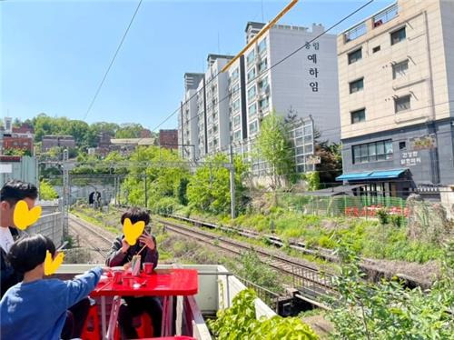 서울 한복판에서 자연을 즐기며 떡볶이를 먹을 수 있는 철길떡볶이 [인터넷 갈무리]