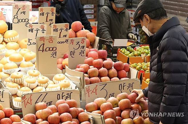 '손대기 무서운 사과 가격' [연합뉴스 자료 사진]