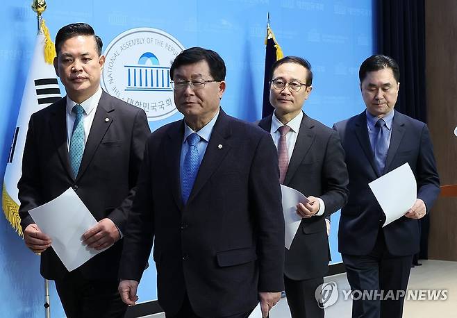 기자회견 마친 민주당 탈당파 (서울=연합뉴스) 이정훈 기자 = 더불어민주당 탈당파인 박영순, 설훈, 홍영표 의원과 새로운미래 김종민 공동대표가 7일 국회 소통관에서 민주연대 추진을 위한 기자회견을 한 후 퇴장하고 있다. 2024.3.7 uwg806@yna.co.kr