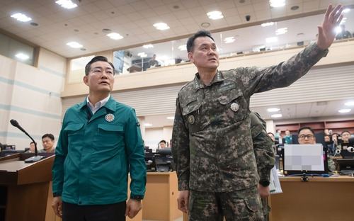 국방장관, FS 연습 현장점검 (서울=연합뉴스) 신원식 국방부 장관이 7일 B-1 문서고를 방문해 김명수 합참의장으로부터 정례 한미연합훈련인 '자유의 방패(FS)' 연습 상황을 보고받고 있다. [국방부 제공, 재판매 및 DB 금지] 2024.3.7