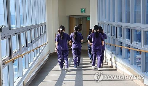 이동하는 간호사들 (인천=연합뉴스) 임순석 기자 = 전공의 집단행동이 17일째 이어지고 있는 7일 인천의 한 대학병원에서 간호사들이 이동하고 있다. 2024.3.7 soonseok02@yna.co.kr