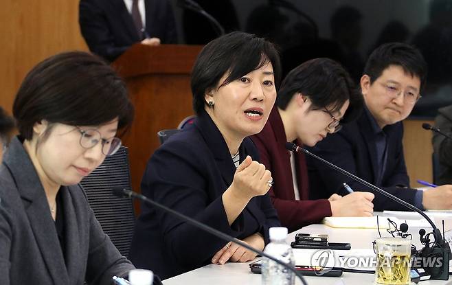 농축산물 물가 관련 긴급 기자 간담회 (세종=연합뉴스) 배재만 기자 = 송미령 농림축산식품부 장관이 7일 오후 정부세종청사에서 최근 농축산물 물가와 관련, 긴급 기자 간담회를 열고 있다. 2024.3.7 scoop@yna.co.kr