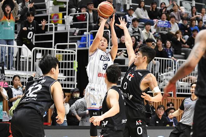 경기 종료 직전 3점슛을 시도하는 KCC 허웅 [KBL 제공. 재판매 및 DB 금지]