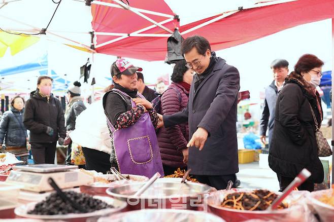 지난 7일 오전 김동연 경기도지사가 김포 북변 민속5일장 전통시장을 방문해 시설 점검 및 애로사항을 청취하고 있다.(사진=경기도)