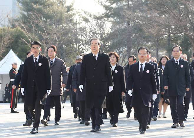 한덕수 국무총리가 8일 오전 대전 서구 3ㆍ8의거둔지미공원에 있는 3ㆍ8민주의거 기념탑에 참배하기 위해 이동하고 있다. (사진=연합뉴스)