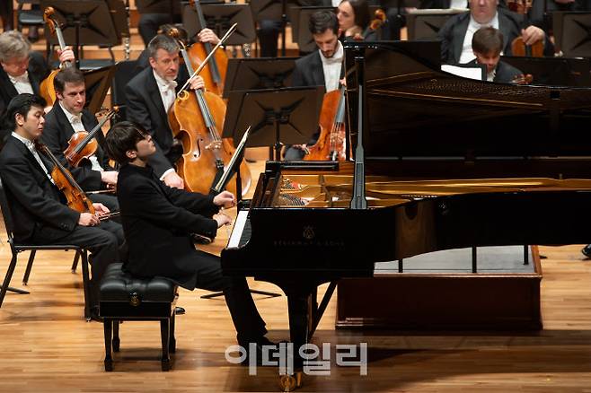 지난해 11월 12일 서울 서초구 예술의전당 콘서트홀에서 열린 베를린 필하모닉 내한공연 중 피아니스트 조성진과의 협연 장면. (사진=빈체로)