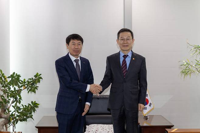 왼쪽부터 이재식 한국정보통신공사협회 중앙회장과 이종호 과학기술정보통신부 장관이다. 사진=한국정보통신공사협회 제공