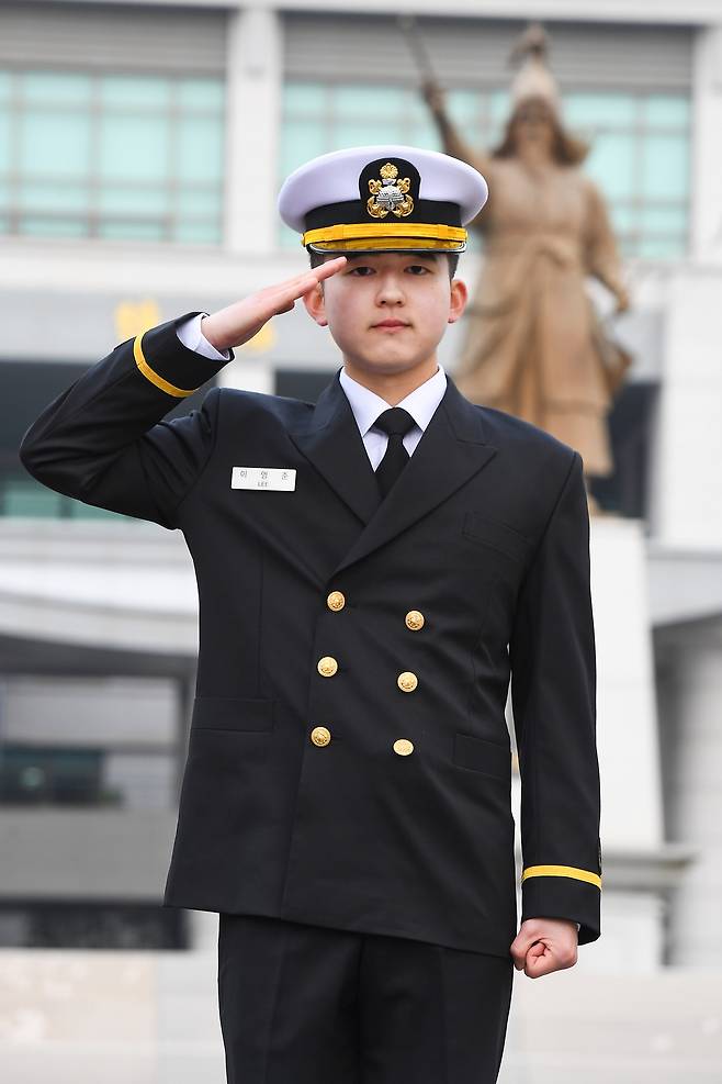 8일 경남 창원 해군사관학교에서 개최된 제78기 해군사관생도 졸업 및 임관식에서 대통령상을 수상한 이영준 소위.(해군 제공)