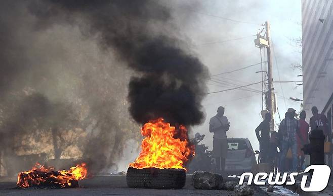 3일(현지시간) 갱단 폭력으로 치안 불안이 고조된 아이티 수도 포르토프랭스의 한 도로에 타이어가 불에 타고 있다. 2024.03.03/ ⓒ AFP=뉴스1 ⓒ News1 박재하 기자