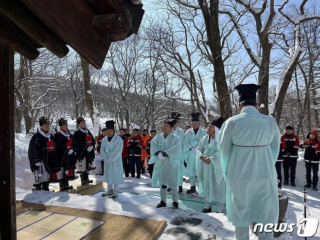 동부지방산림청 강릉국유림관리소가 8일 오전 강원 평창군 대관령 국사성황당에서 산림사업장의 안전을 기원하는 산신제례를 봉행하고 있다.(강릉국유림관리소 제공) 2024.3.38/뉴스1