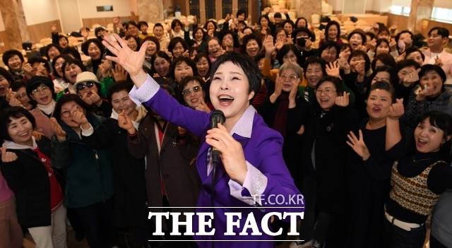 박미현은 다재다능한 끼와 유명세 덕분에 TV와 라디오 등 방송출연이 유난히 많다. 사진은 관악농협 농산물백화점 노래교실 회원들이 강의가 끝난 뒤 그를 둘러싸고 환호하고 있다. /임영무 기자