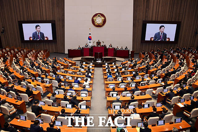 여러 직능을 대표하는 비례대표 의원이 지역구로 옮겨 국회에 재입성하는 일은 낙타가 바늘구멍을 통과하는 것만큼 어려운 일로 여겨진다. /배정한 기자