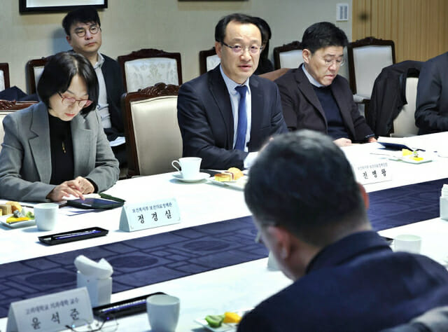 전병왕 보건복지부 보건의료정책실장이 의료개혁특별위원회 준비 TF 회의를 주재하고 있다(사진=보건복지부)