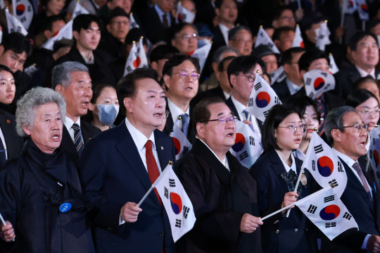 윤석열 대통령이 지난 1일 서울 중구 유관순 기념관에서 열린 제105주년 3·1절 기념식에서 태극기를 흔들며 3.1절 노래를 부르고 있다. 연합뉴스