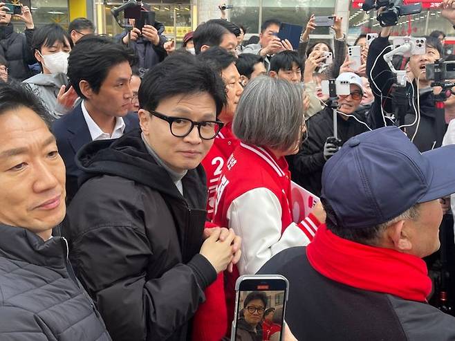 한동훈 국민의힘 비상대책위원장이 7일 경기 수원시에 도착하자 거리는 순식간에 인파로 가득 찼다. 시민들은 "멋있다", "이겨달라"며 연신 이름을 연호했다. 셀카 촬영과 사인 요청도 쇄도했다. 지지자들은 '한동훈'이라고 적힌 피켓을 손에 쥐고 응원의 메시지를 보냈다. ⓒ데일리안 김수현 기자