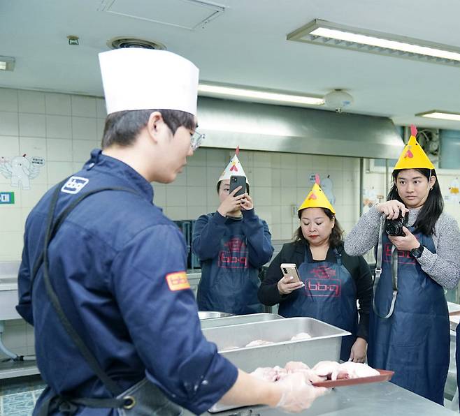 싱가포르 관광객이 지난해 경기 이천시 제너시스치킨대학을 방문해 치킨 만드는 과정을 체험하는 모습. 경기도 제공