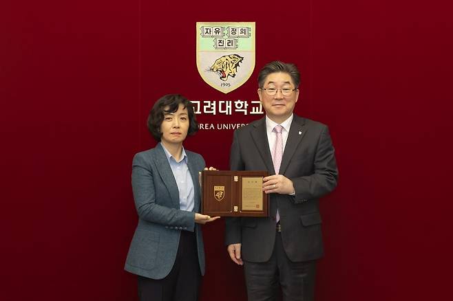 이숙연 특허법원 고법판사(왼쪽)와 고려대 김동원 총장이 8일 서울 성북구 학교 본관 총장실에서 기념사진을 찍고 있다. 2024.3.8. 고려대 제공