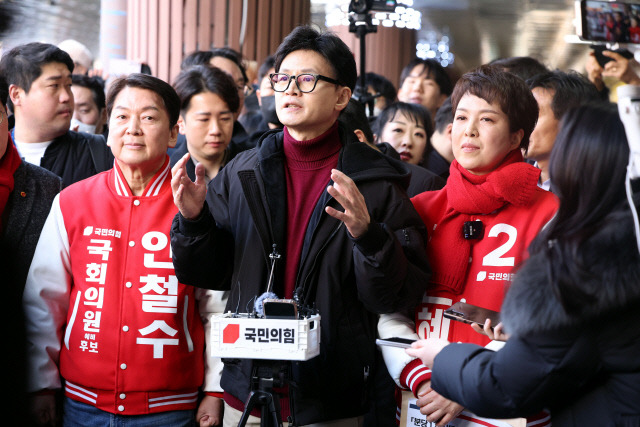 한동훈(가운데) 국민의힘 비상대책위원장이 8일 오후 경기 성남시 분당구 금호행복시장 입구에서 취재진의 질문에 답하고 있다. 왼쪽은 안철수 의원. 오른쪽은 김은혜 전 대통령실 홍보수석