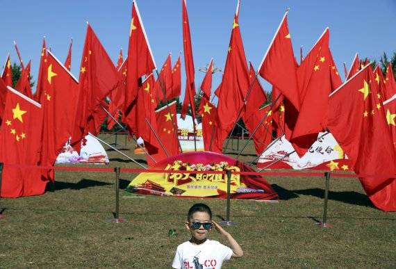 중국 베이징의 한 공원에서 사진을 찍기 위해 포즈를 취하고 있는 소년.(자료사진) 뉴시스