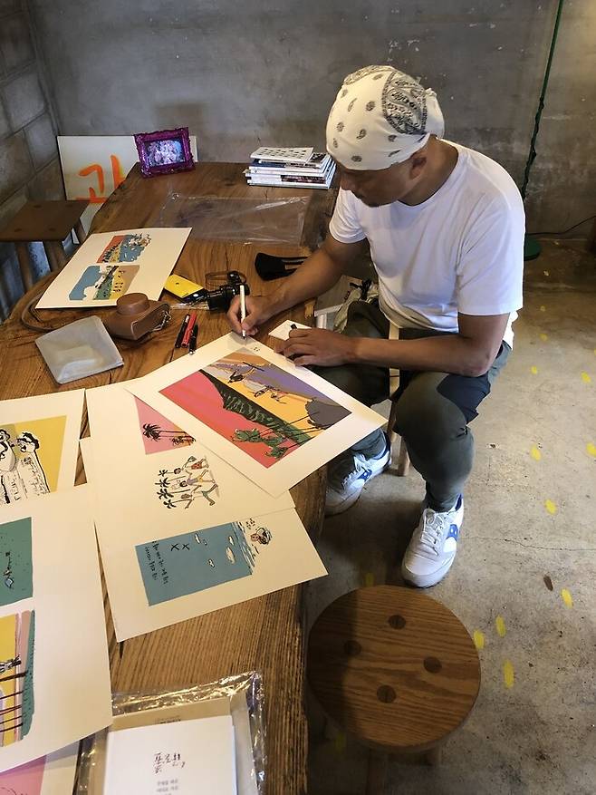 다양한 전시를 진행하는 우도 ‘밤수지맨드라미 북스토어’.