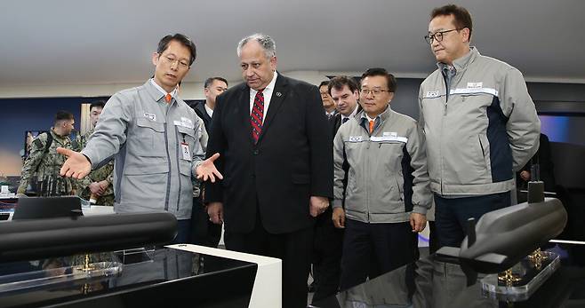 미국 해군성 카를로스 델 토로 장관(왼쪽 두번째)은 지난달 27일 한화오션을 방문, 권혁웅 한화오션 대표이사(왼쪽 세번째)의 안내를 받아 함정 건조 현장을 둘러보고 미 해군과 함정 사업 수행을 위한 시설과 준비사항 등을 점검하고 협력방안에 대해 협의했다. 한화오션 제공