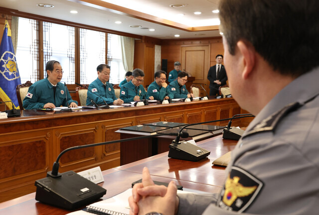 한덕수 국무총리가 8일 서울 종로구 정부서울청사에서 열린 중앙재난안전대책 회의에 참석해 발언하고 있다. 연합뉴스