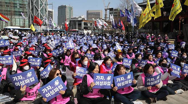 ‘세계 여성의 날’을 맞은 8일 오후 서울 종로구 보신각 들머리에서 여성 노동자들이 한국에선 처음으로 ‘3·8 여성파업’을 개최하여 성별 임금 격차 해소와 돌봄 공공성 강화, 고용 안정과 비정규직 철폐 등을 요구하고 있다. 김봉규 선임기자 bong9@hani.co.kr