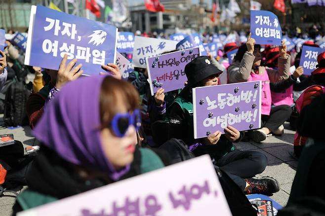 ‘세계 여성의 날’을 맞은 8일 오후 서울 종로구 보신각 들머리에서 여성 노동자들이 한국에선 처음으로 ‘3·8 여성파업’을 개최하여 성별 임금 격차 해소와 돌봄 공공성 강화, 고용 안정과 비정규직 철폐 등을 요구하고 있다. 김봉규 선임기자 bong9@hani.co.kr