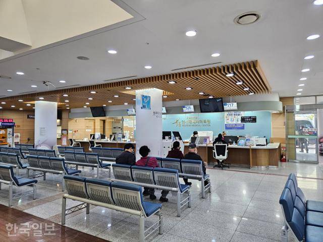 6일 오전 인천 동구 인천의료원의 접수·수납 창구. 대기 의자가 거의 비어 있다. 오세운 기자