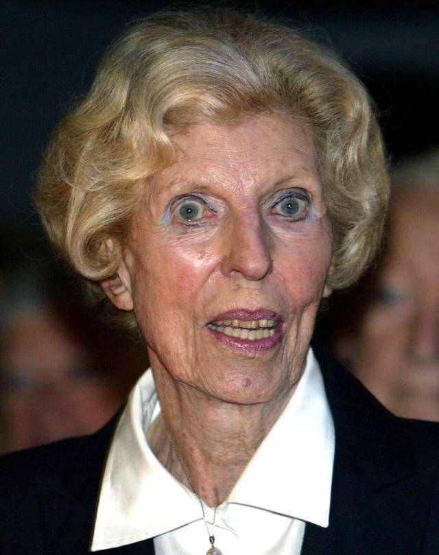 프랑스 19대 대통령을 지낸 조르주 퐁피두의 아내 클로드 퐁피두 여사. 영화배우 알랭 들롱의 경호원이었던 스테판 마르코비치가 살해되기 전 주최한 사교계 파티에 참석한 것으로 알려졌는데, 당시 마르코비치가 클로드 여사의 흐트러진 모습을 사진으로 찍었다는 소문이 퍼졌다. 클로드 여사는 2007년 7월 94세 나이로 사망했다. AP 자료사진 연합뉴스