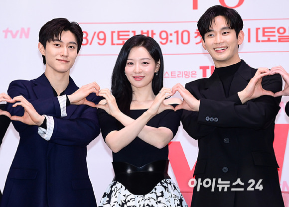 '좌 남편, 우 남동생' 배우 곽동연-김지원-김수현이 7일 오전 서울 구로구 라마다호텔에서 열린 tvN 새 토일드라마 '눈물의 여왕'(극본 박지은 연출 장영우 김희원) 제작발표회에 참석하고 있다. [사진=정소희 기자]