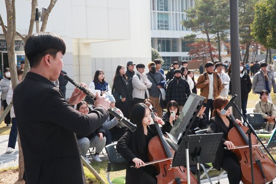 지난해 목포대 캠퍼스에서 열린 음악 공연을 이 대학 재학생과 지역 주민이 관람하고 있다. 이 대학은 학기 내내 공연을 여는 '여가와 문화가 살아 숨쉬는 꿀잼(jam) 캠퍼스 만들기' 프로그램을 운영 중이다. 사진 목포대