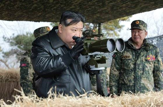 김정은 북한 국무위원장이 지난 7일 조선인민군 대연합부대들의 포사격 훈련을 지도했다. 김정은은 이 자리에서 빠른 타격으로 전투에서 주도권을 확보할 수 있도록 경상적인 전투 동원 준비 태세를 갖출 것을 강조했다. 노동신문, 뉴스1