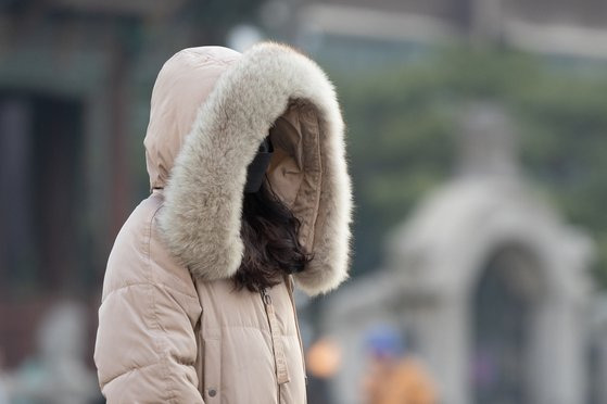 꽃샘추위가 찾아온 8일 오전 서울 세종대로 광화문사거리에서 출근길 시민들이 발걸음을 재촉하고 있다. 뉴스1