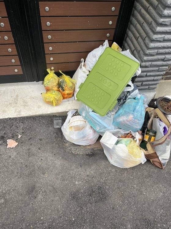 서울 용산구에 사는 A씨 집 앞에 배달 음식물 쓰레기 등 생활 쓰레기들이 무단으로 버려져 있는 모습. 독자 제공