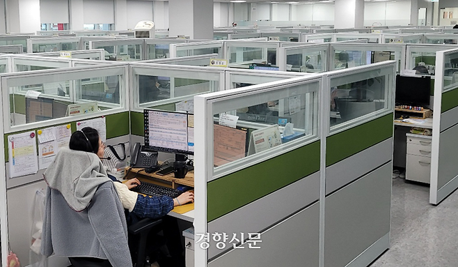 한 여성이 콜센터 사무실에서 근무하고 있다. 경향신문 자료사진