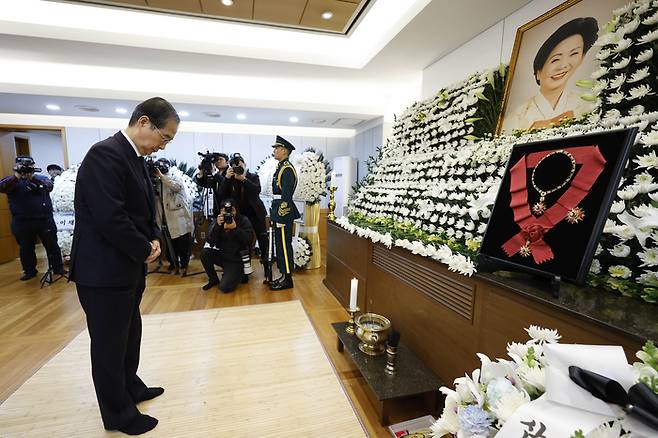 한덕수 국무총리가 8일 오후 서울 종로구 서울대학교병원 장례식장에 마련된 고 김영삼 전 대통령 부인 손명순 여사 빈소를 찾아 조문하고 있다. 사진공동취재단