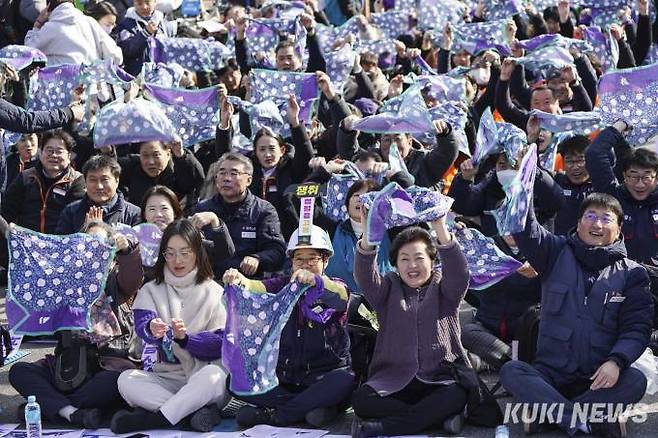 세계 여성의 날인 8일 오후 서울 종로구 대학로에서 열린 민주노총 세계 여성의날 정신계승 전국노동자대회에서 참석자들이 보라색 손수건을 흔들고 있다.