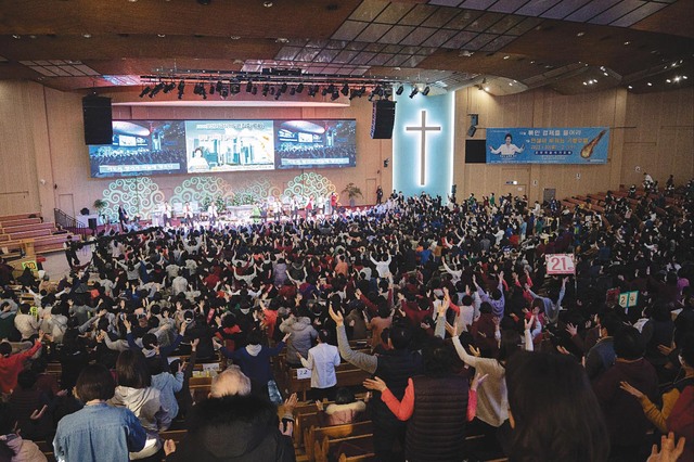 김록이 그레이스힐링교회 목사가 지난달 오산리최자실기념금식기도원에서 집중 세미나를 인도하는 있다.
