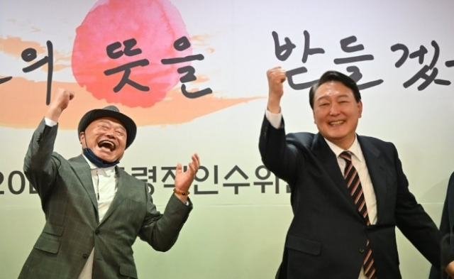 2022년 4월 9일 윤석열 대통령과 어퍼컷 세리머니를 하는 가수 김흥국. 연합뉴스