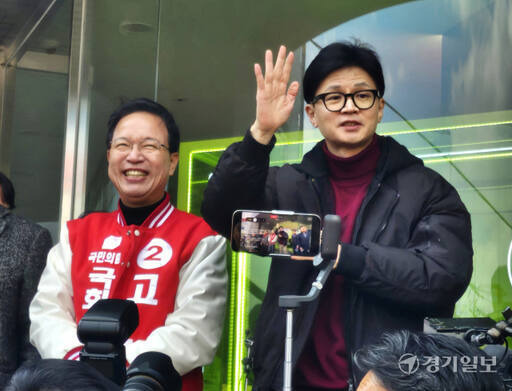 8일 오후 용인특례시 수지구청역 앞 사거리에서 한동훈 국민의힘 비상대책위원장(오른쪽)과 고석 용인정 국회의원 예비후보가 용인 시민들을 향해 발언하고 있다. 송상호기자