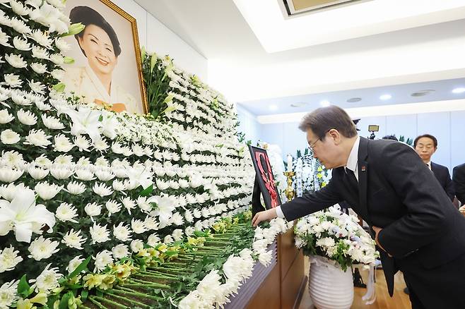 이재명 대표가 8일 오후 서울 종로구 서울대학교병원 장례식장에 마련된 김영삼 전 대통령 부인 고 손명순 여사 빈소를 찾아 조문하고 있다.  / 사진=연합뉴스