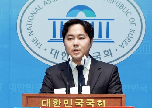 김인규 전 대통령 정무수석실 행정관이 지난해 12월 11일 국회 소통관에서 기자회견을 열고 부산 서·동구 출마 선언을 하는 모습. 김 전 행정관은 김영삼 전 대통령의 손자다. [사진 출처 = 연합뉴스]