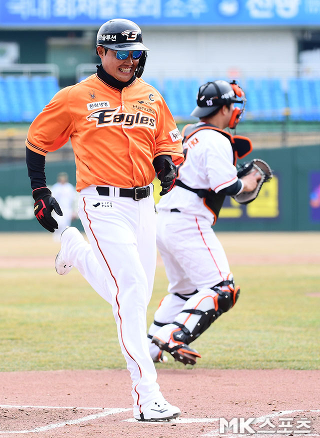 7일 진행된 청백전에서 불방망이를 휘두른 채은성. 사진(대전)=김영구 기자